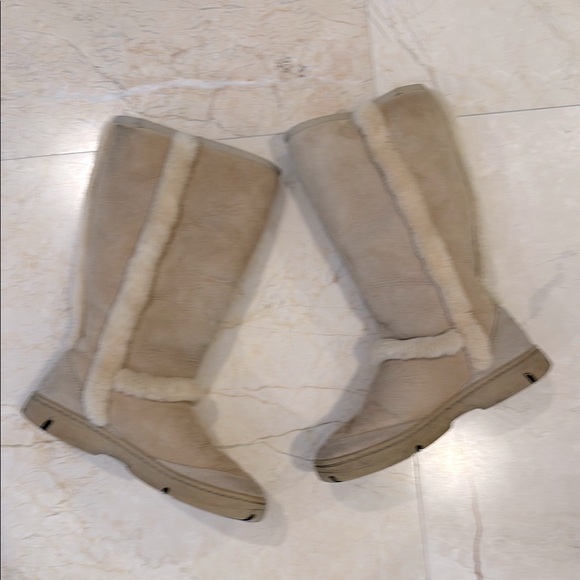 UGG Cozy Tan Shearling-Lined Women's Boots - Picture 7 of 13